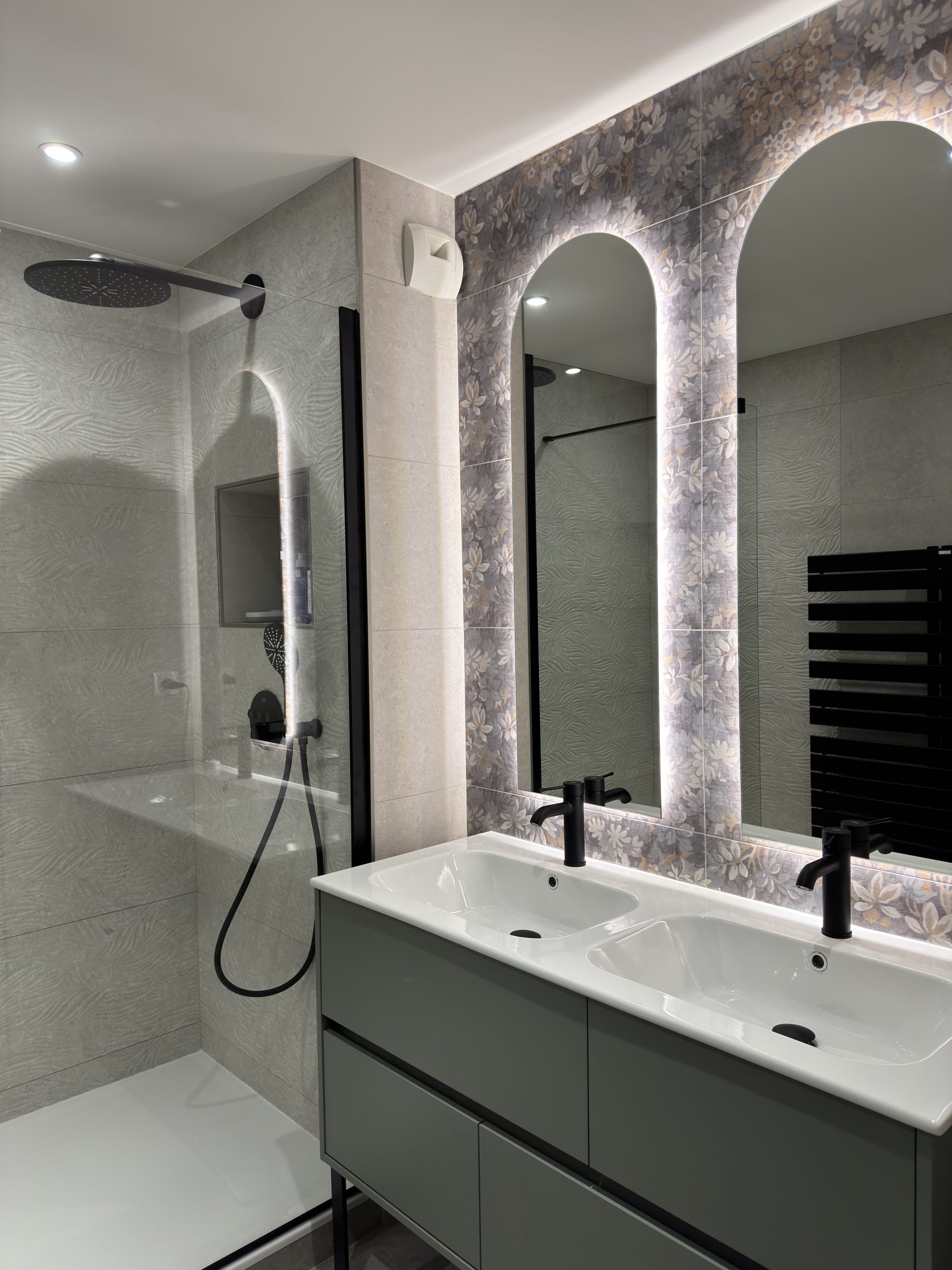 Entreprise de travaux de rénovation de salle de bain dans le 92 : pose carrelage, électricité, plomberie, installation de douche