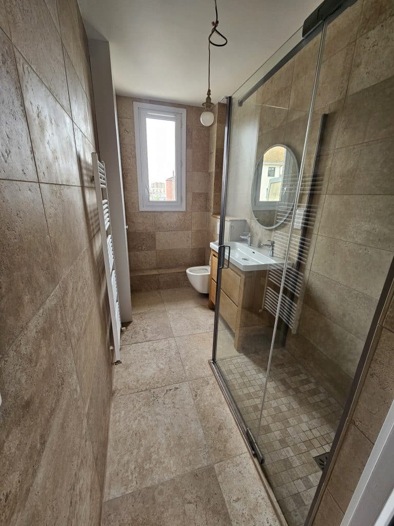 Rénovation totale d'une salle de bain dans le 95 avec pose de carrelage, plomberie, installation sanitaire